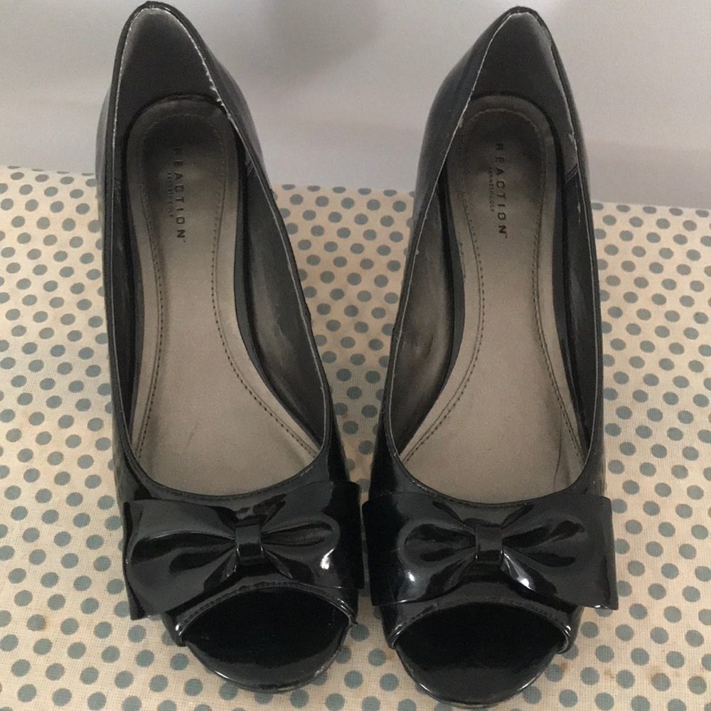 Kenneth Cole reaction peep toe heels